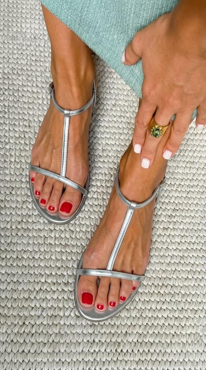 Metallihohtoiset tasapohjasandaalit T-hihnalla